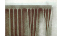 ラプラス力による微細構造の破壊