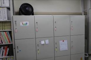 棚、ロッカー、扇風機の固定